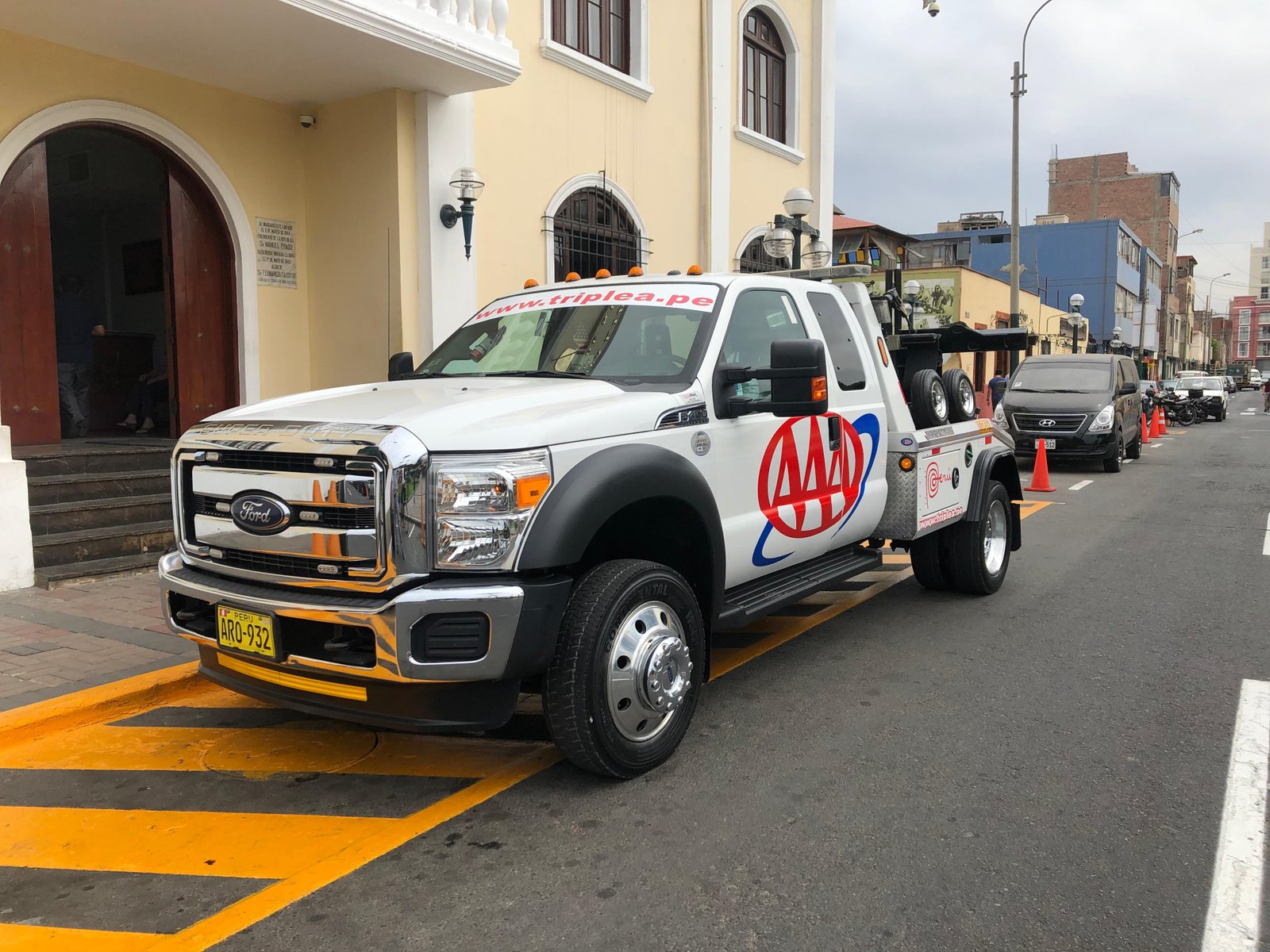 Grúa de arrastre de Grúas Triple A en un operativo municipal en Lima